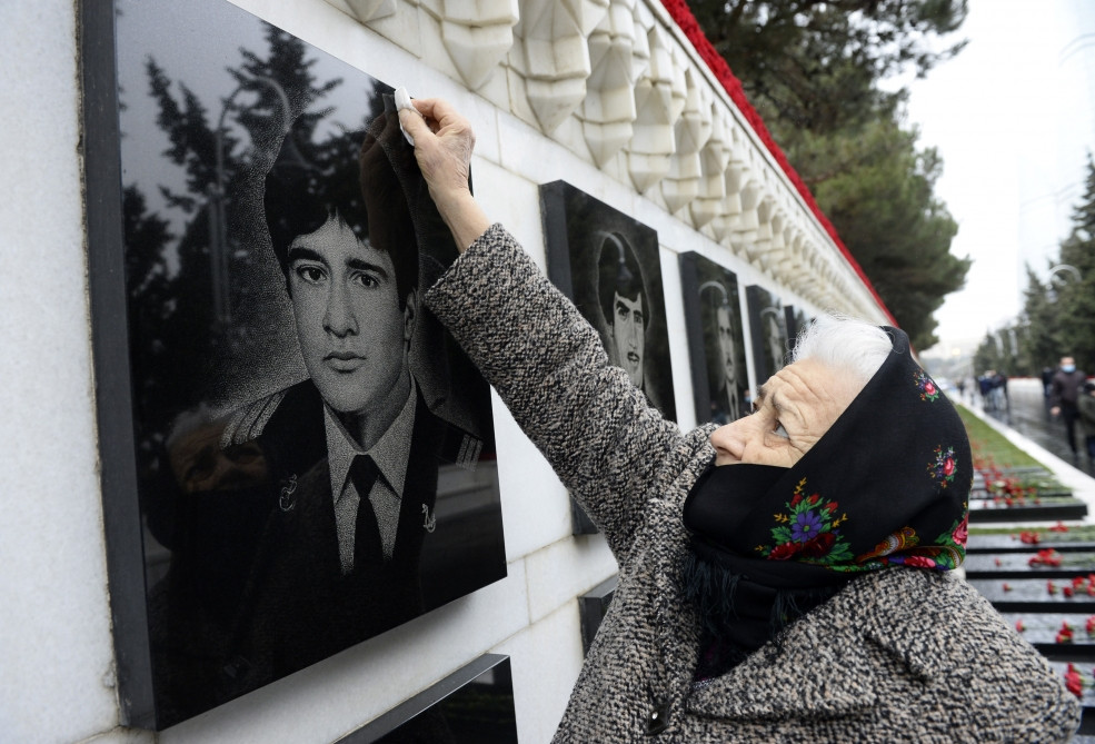 20 Yanvar - Xalqın birliyinin və milli ləyaqət hissinin top-tüfəngə qalib gəldiyi gün<font color=red> - FOTOLAR</font>