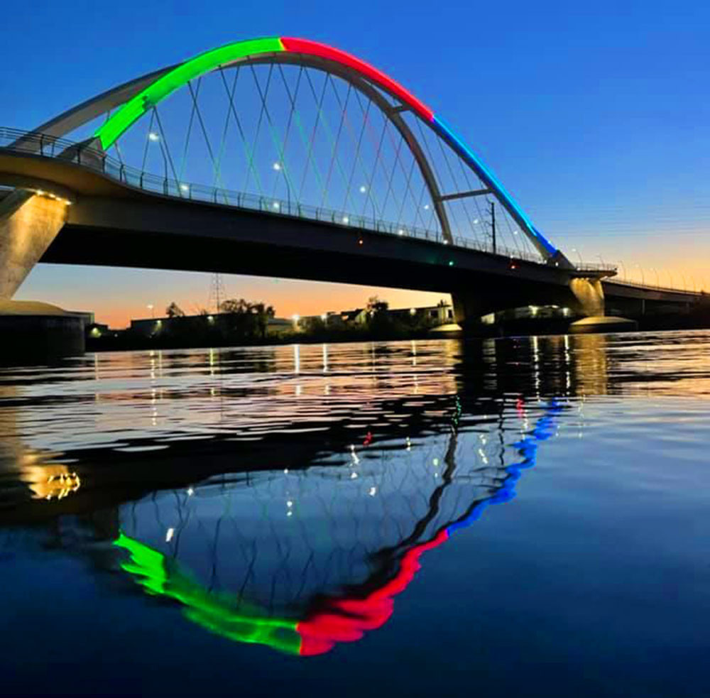 Minneapolisdə körpü Azərbaycan bayrağının rəngləri ilə işıqlandırılıb<font color=red> - FOTOLAR</font>