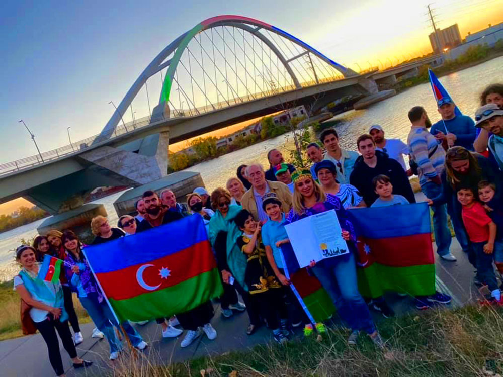 Minneapolisdə körpü Azərbaycan bayrağının rəngləri ilə işıqlandırılıb<font color=red> - FOTOLAR</font>