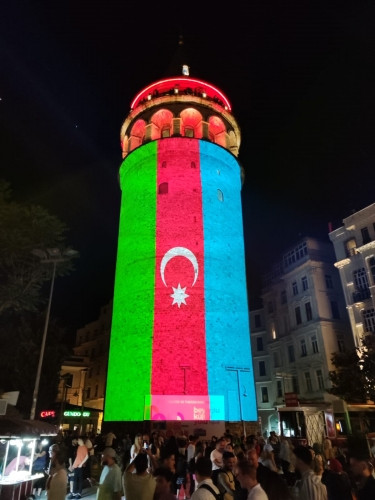 İstanbulun rəmzləri şanlı bayrağımızın rənglərinə bürünüb<font color=red> - FOTOLAR</font>