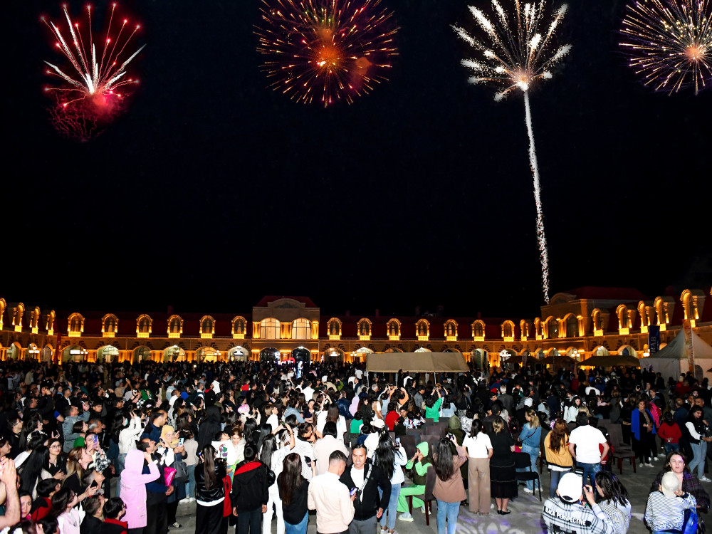 Naxçıvanda Ümummilli Lider Heydər Əliyevin 101 illiyinə həsr edilmiş konsert proqramı və atəşfəşanlıq olub<font color=red> - FOTOLAR</font>