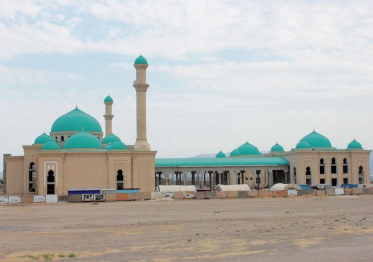 Naxçıvan şəhərində inşa olunan yeni məscid binasında tikinti işləri yekunlaşıb