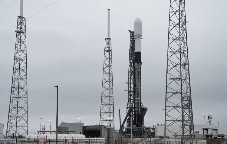 SpaceX göyərtəsində 143 peyk olan daşıyıcı raketi orbitə buraxıb
