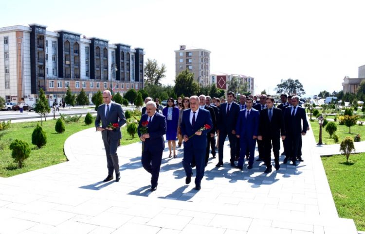 Naxçıvan Muxtar Respublikası Nazirlər Kabinetinin  kollektivi Zəfər Parkını ziyarət edib
