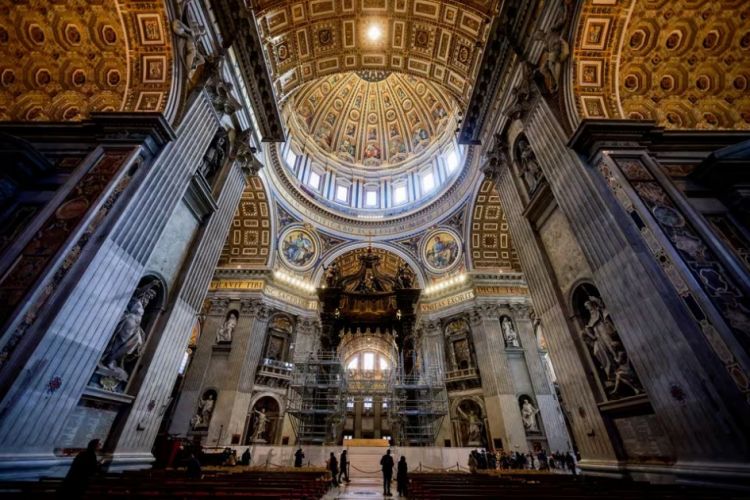 Vatikanda Müqəddəs Pyotr kilsəsinin mərkəzi hissəsində bərpa işlərinə başlanılıb