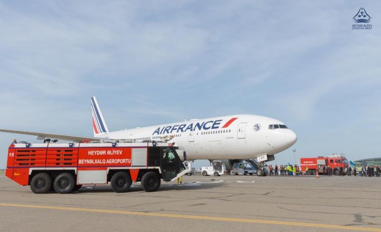"Air France" aviaşirkətinə məxsus təyyarə Bakı hava limanında qəza enişi edib<font color=red> - FOTOLAR</font>