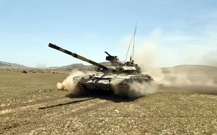 Azərbaycan Ordusunun tank bölmələri ilə intensiv döyüş hazırlığı üzrə məşğələlər keçirilir<font color=red> - VİDEO</font>
