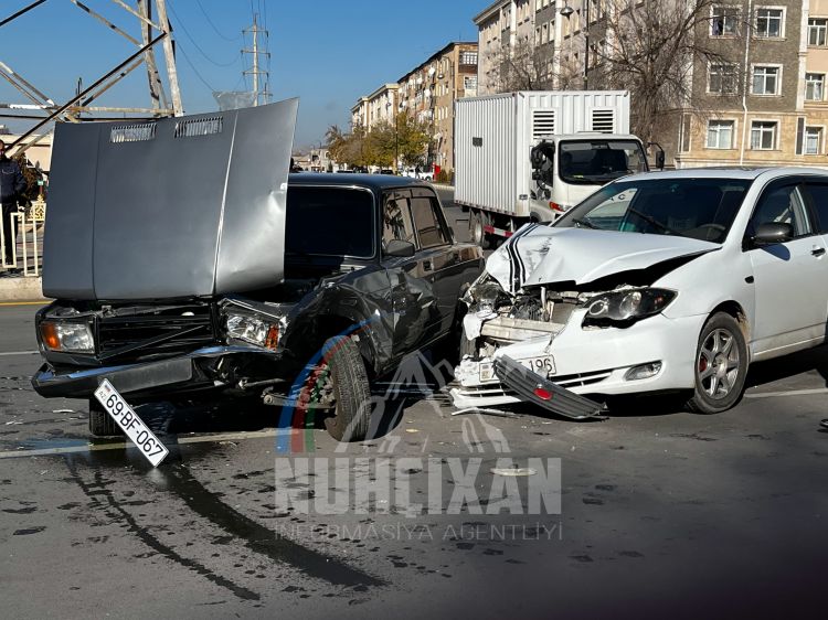 Naxçıvan şəhərində yol-nəqliyyat hadisəsi baş verib <font color=red> - FOTOLAR</font>