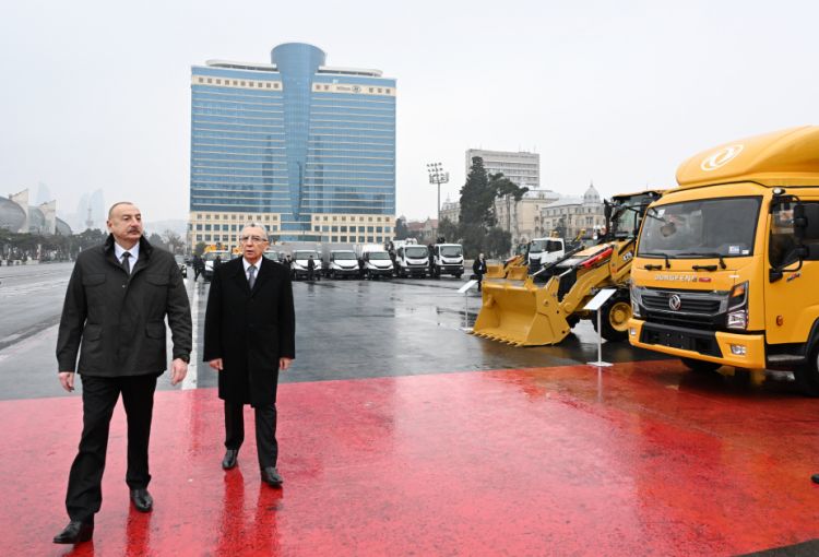 Prezident İlham Əliyev Bakıda kommunal xidmət göstərəcək müxtəlif xüsusi təyinatlı nəqliyyat vasitələri ilə tanış olub<font color='red'> - YENİLƏNƏCƏK</font><font color=red> - FOTOLAR</font>