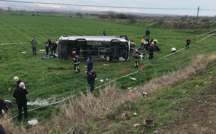 Türkiyədə idmançıları daşıyan avtobus aşıb: 2 ölü, 26 yaralı var