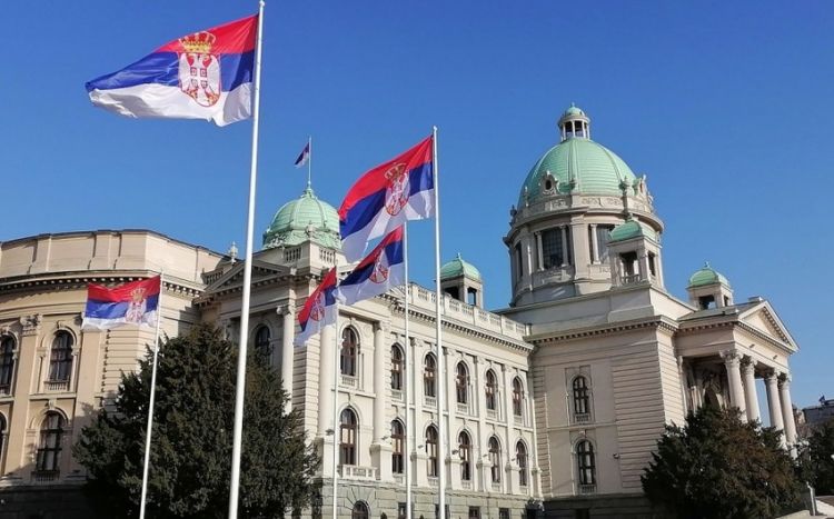 Müxalifət Serbiya parlamentində insident törədib, üç deputat yaralanıb